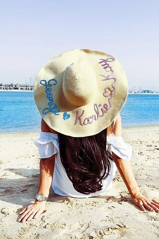 القبعة الخوص المطرزة... أحدث صيحات الصيف للفتاة الجرئية