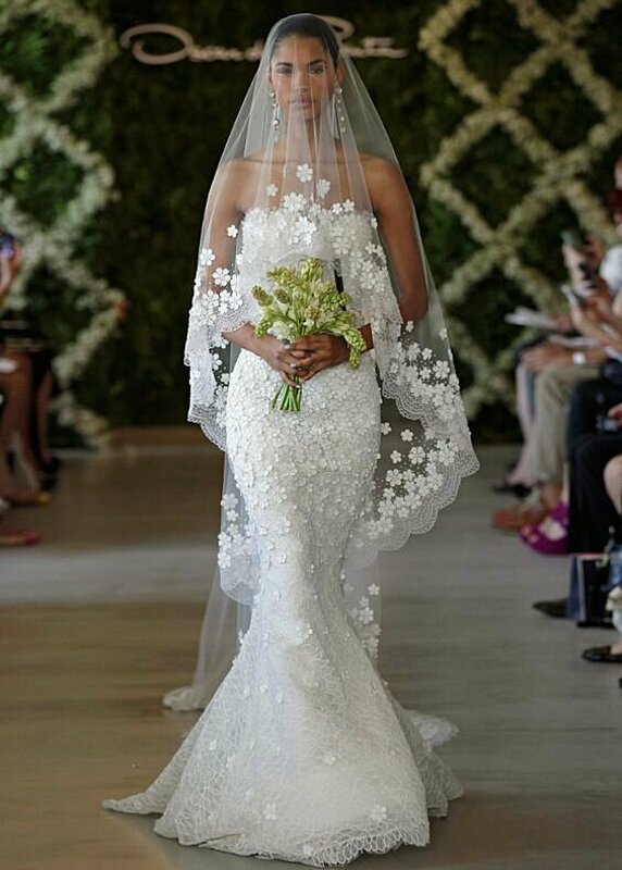 موديلات فساتين زفاف مزينة بالزهور لإطلالة رقيقة يوم زفافك