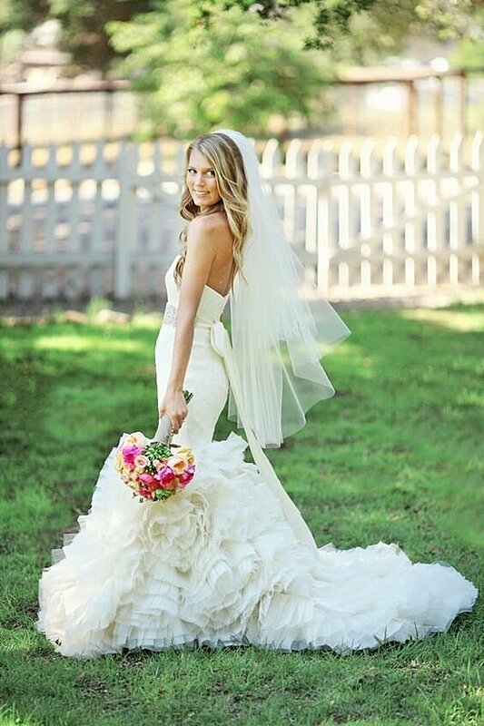 موديلات فساتين زفاف مزينة بالزهور لإطلالة رقيقة يوم زفافك