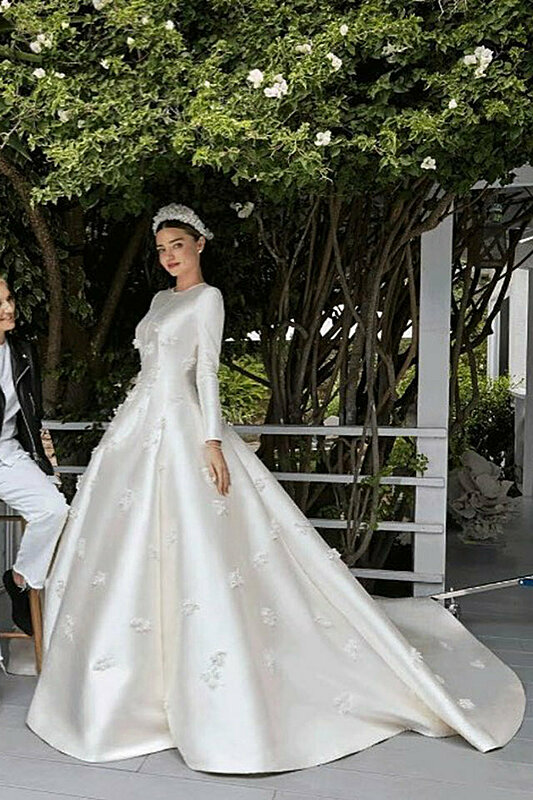 فستان زفاف حالم لعارضة الأزياء ميراندا كير يلهم المحجبات