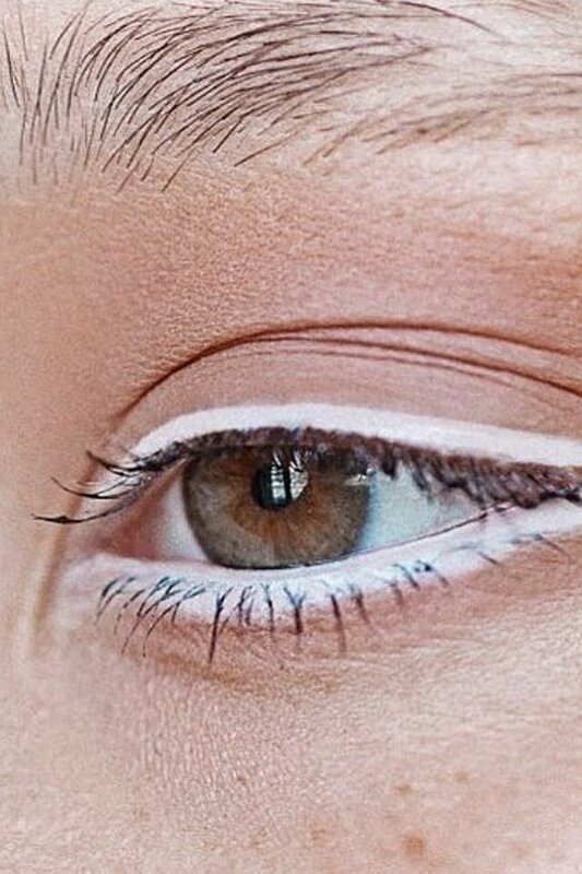 الآيلاينر الأبيض آخر صيحات مكياج 2020  وهذه أفضل طريقة لتحديد العين به