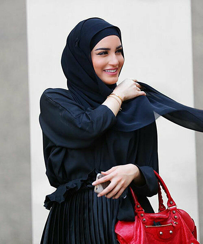 تعلمي كيف تتألقي بالأسود مع الحجاب على طريقة المدونة دلال الدوب