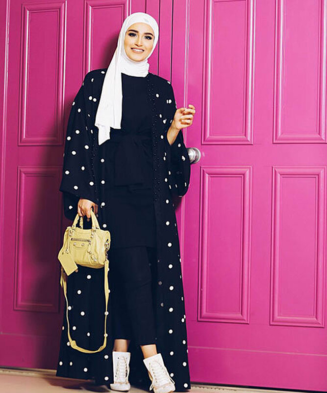 تعلمي كيف تتألقي بالأسود مع الحجاب على طريقة المدونة دلال الدوب