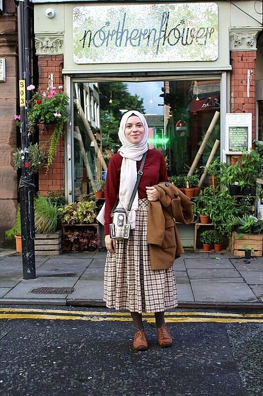 بالصور: كيف تنسقي التنورة الكاروهات مع الحجاب هذا الشتاء