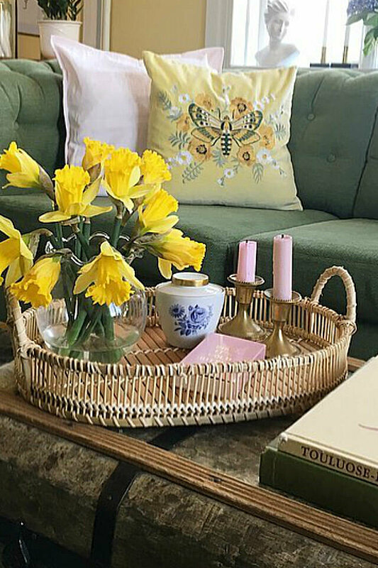 Simple and Easy Ideas for Decorating Your Living Room Table