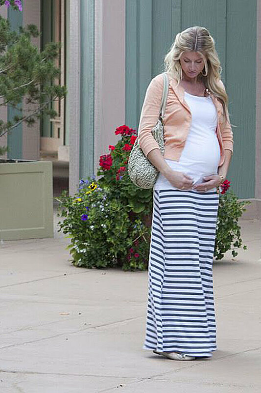 نصائح لارتداء التنورة بأناقة أثناء الحمل