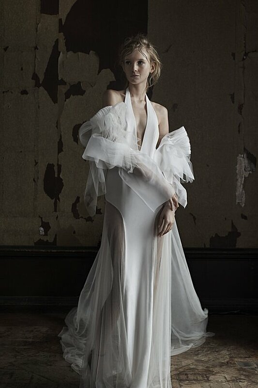 Vera Wang's Spring 2016 Bridal Collection Is All About Dark Romance