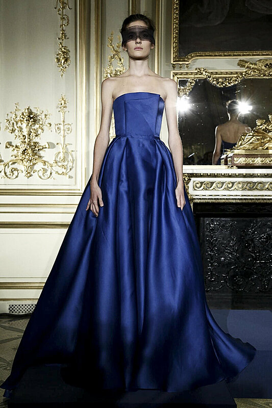 الكلاسيكية والفخامة تتصدر أزياء رامي العلي الهوت كوتور لربيع 2016