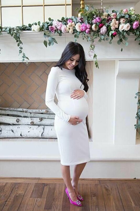 15 Trendy Outfit Ideas to Wear White Dresses During Pregnancy