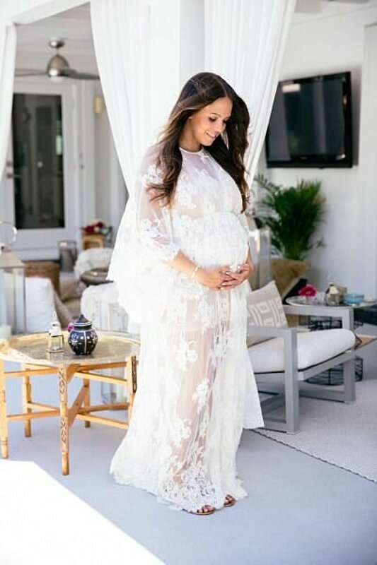 15 Trendy Outfit Ideas to Wear White Dresses During Pregnancy