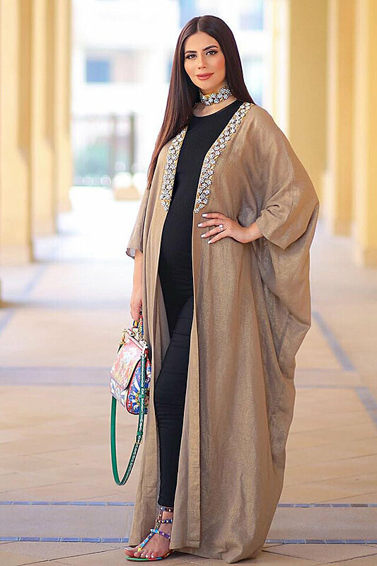 15 Maternity Outfit Ideas by Deema Al Asadi for an Outstanding Pregnancy Style