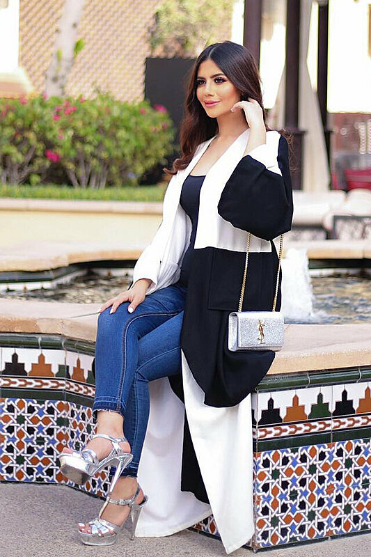 15 Maternity Outfit Ideas by Deema Al Asadi for an Outstanding Pregnancy Style