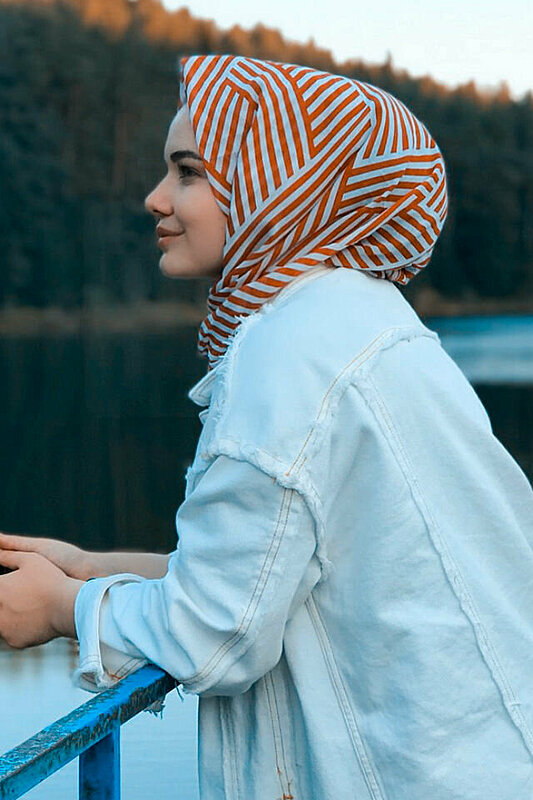 5 Headscarves Your Wardrobe Badly Needs This Fall/Winter Season