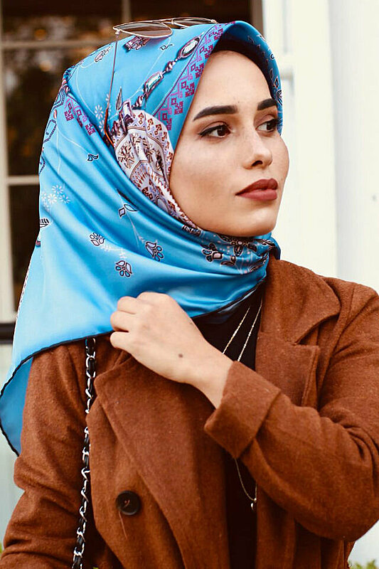 5 Headscarves Your Wardrobe Badly Needs This Fall/Winter Season