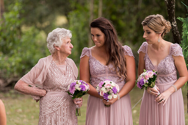 لماذا لا تجعلين جدتك وصيفة لك بيوم زفافك؟ إليك هذه الأفكار الرائعة
