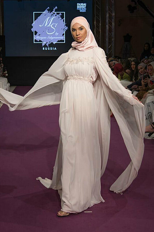 الأزياء العصرية تسيطر على أسبوع الموضة المحتشمة في دبي شتاء 2019
