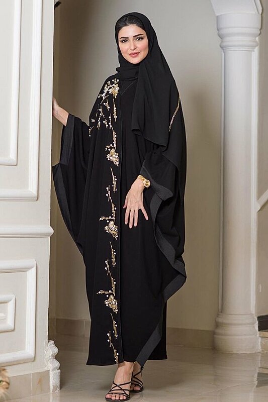 How to Wear and Style a Plain Black Abaya