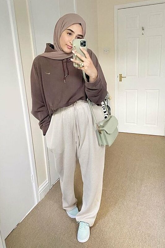  How to Wear Sweatpants With the Hijab Fashionably