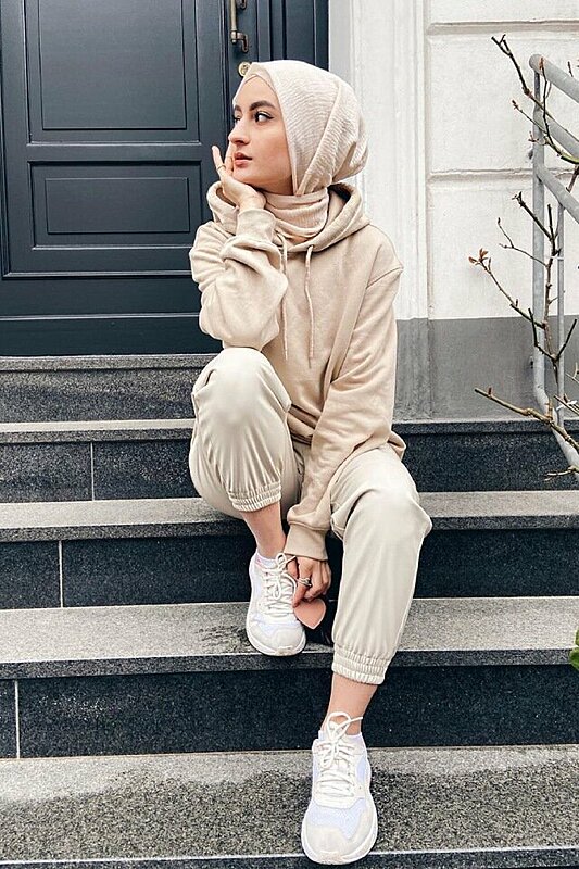  How to Wear Sweatpants With the Hijab Fashionably