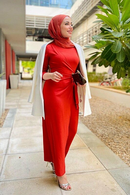 أفكار لارتداء الفستان الضيق مع الحجاب على طريقة مدوني الموضة
