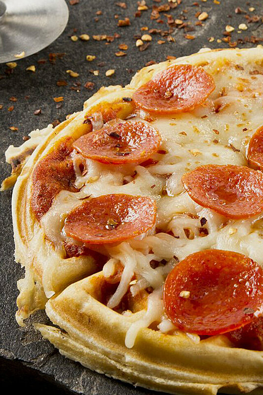 طريقة عمل البيتزا بـ ٢١ وصفة مختلفة وشهية