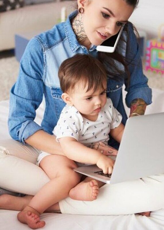 للأمهات العاملات: ١٠ نصائح للموازنة بين عملك ودورك كأم