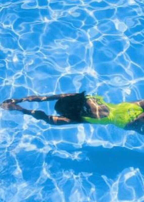 ١٠ أسباب تجعل من السباحة رياضتك الأمثل لتعلُّمها كبالغة